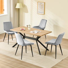 Chaise de salle à manger gris avec revêtement en velours et pieds en métal.