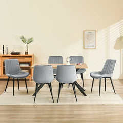Chaise de salle à manger gris avec revêtement en velours et pieds en métal.
