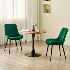 Chaise de salle à manger verte avec revêtement en velours et pieds en métal.