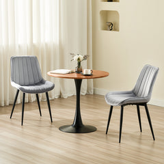 Chaise de salle à manger gris avec revêtement en velours et pieds en métal.