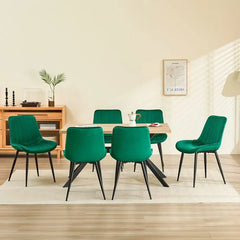 Chaise de salle à manger verte avec revêtement en velours et pieds en métal.