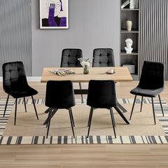 Chaise de salle à manger noir en velours hollandais avec pieds en métal.